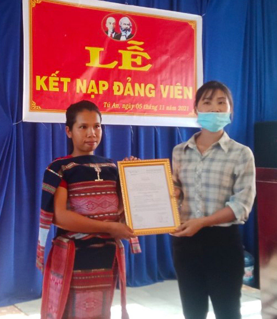  Năm 2021, Đảng bộ thị xã An Khê đã kết nạp 74 quần chúng ưu tú vào Đảng, đạt 100% chỉ tiêu nghị quyết đề ra. Ảnh: Ngọc Minh