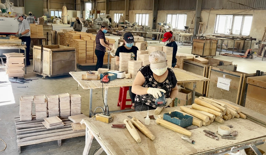  Sản xuất đồ gỗ mỹ nghệ xuất khẩu tại Công ty TNHH một thành viên Nội thất Sesan (lô C41-45, Cụm Công nghiệp Diên Phú, TP. Pleiku). Ảnh: Vũ Thảo