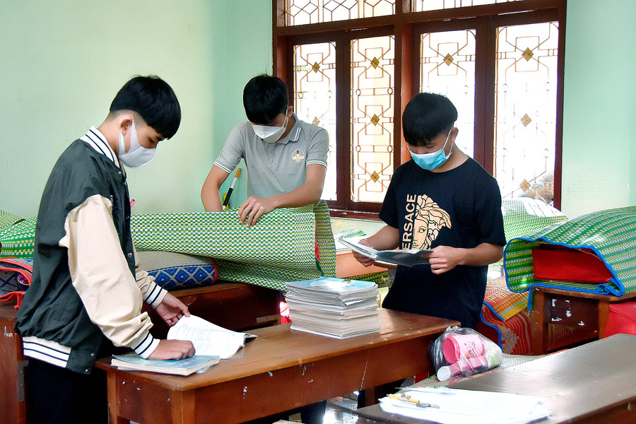 Các em học sinh Trường Phổ thông Dân tộc nội trú tỉnh dọn dẹp, vệ sinh lớp học đảm bảo an toàn phòng dịch Covid-19. Ảnh: Đức Thụy