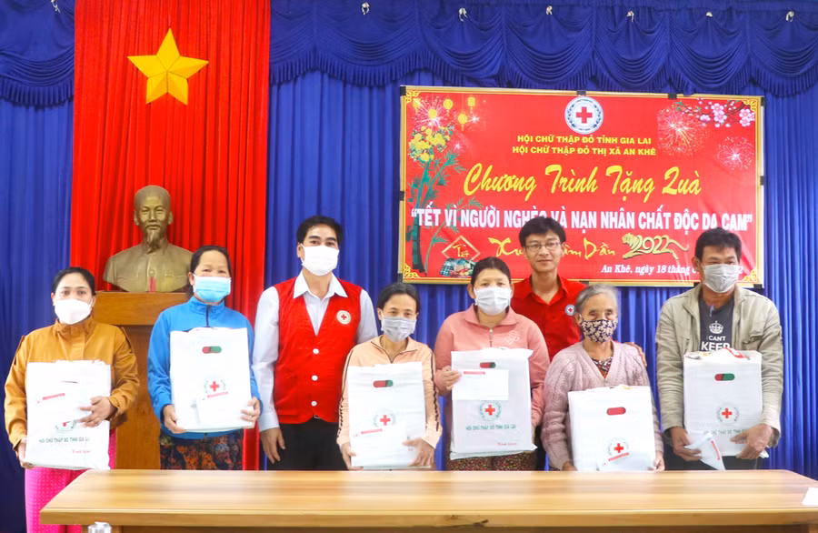 Hội Chữ thập đỏ tỉnh Gia Lai tặng 100 suất quà cho người nghèo, nạn nhân chất độc da cam ở thị xã An Khê. Ảnh: Ngọc Minh