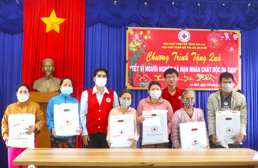 Hội Chữ thập đỏ tỉnh tặng 100 suất quà cho người nghèo, nạn nhân chất độc da cam ở thị xã An Khê. Ảnh: Ngọc Minh Hội Chữ thập đỏ tỉnh Gia Lai tặng 100 suất quà cho người nghèo, nạn nhân chất độc da cam ở thị xã An Khê. Ảnh: Ngọc Minh