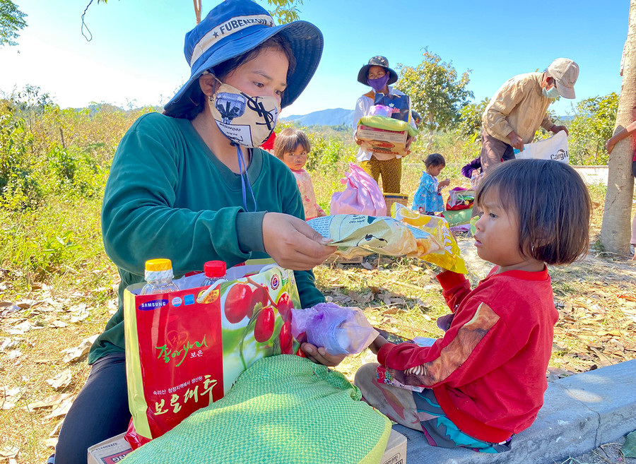  Chị Nay H'hông (làng Pral Sơmei, xã Đak Sơ Mei, huyện Đak Đoa) phấn khởi vì nhà mình sẽ có được cái “Tết ấm” từ phần quà do gia đình cố ca sĩ Phi Nhung trao tặng. Ảnh: Mộc Trà.