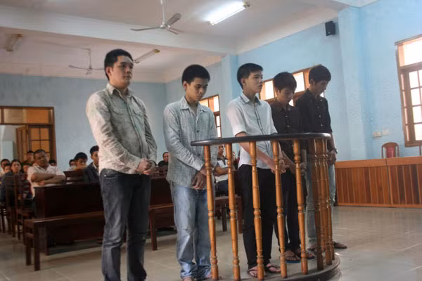 Các bị cáo trước vành móng ngựa. Ảnh: L.V.N Các bị cáo trước vành móng ngựa. Ảnh: L.V.N