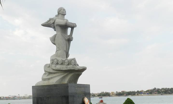 Tượng đài mẹ Suốt bên giòng Nhật Lệ