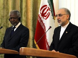 Ngoại trưởng Iran Ali Akbar Salehi (phải) và Đặc phái viên Kofi Annan trong cuộc họp báo tại Tehran ngày 10-7.