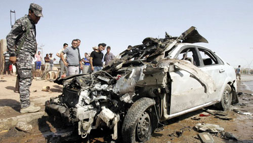 Cảnh sát bảo vệ hiện trường một vụ đánh bom xe ở thành phố Kirkuk.