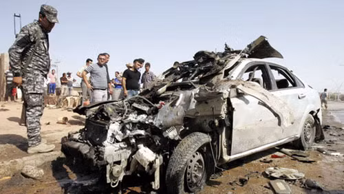 Cảnh sát bảo vệ hiện trường một vụ đánh bom xe ở thành phố Kirkuk.