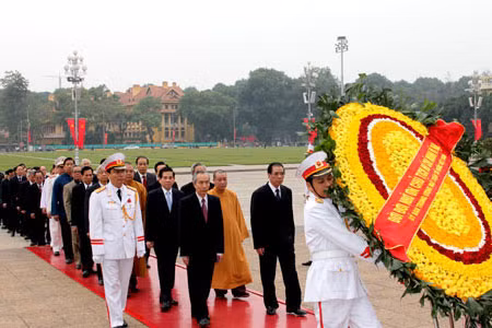 Lãnh đạo Đảng, Nhà nước, Quốc hội, Chính phủ, MTTQ Việt Nam vào Lăng viếng Chủ tịch Hồ Chí Minh