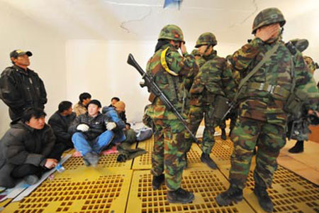 Người dân ở đảo Yeonpyeong được chuyển đến khu vực an toàn. 