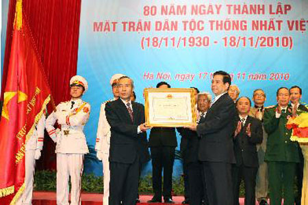 Kỷ niệm trọng thể 80 năm thành lập Mặt trận Dân tộc thống nhất Việt Nam ảnh 2 Chủ tịch nước Nguyễn Minh Triết đã trao tặng Huân chương Sao Vàng cho Mặt trận Tổ quốc Việt Nam