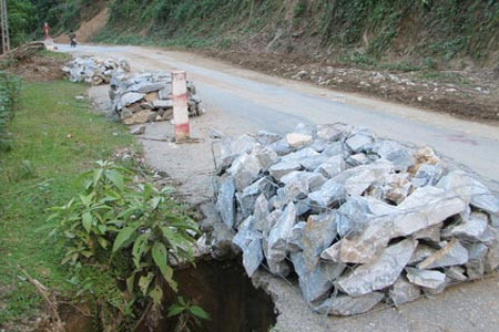 Do bị ảnh hưởng của trận động đất chiều 19-9, trên quốc lộ 217 tại km 132+ 100 thuộc địa bàn bản Lầm, xã Trung Tiến (cạnh sông Lò), huyện Quan Sơn (Thanh Hóa) đã xảy ra nhiều vết nứt lớn, sạt lở nghiêm trọng phía taluy âm. UBND huyện đã xếp các rọ đá lớn để cảnh báo các phương tiện giao thông qua đây