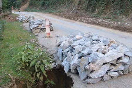 Do bị ảnh hưởng của trận động đất chiều 19-9, trên quốc lộ 217 tại km 132+ 100 thuộc địa bàn bản Lầm, xã Trung Tiến (cạnh sông Lò), huyện Quan Sơn (Thanh Hóa) đã xảy ra nhiều vết nứt lớn, sạt lở nghiêm trọng phía taluy âm. UBND huyện đã xếp các rọ đá lớn để cảnh báo các phương tiện giao thông qua đây