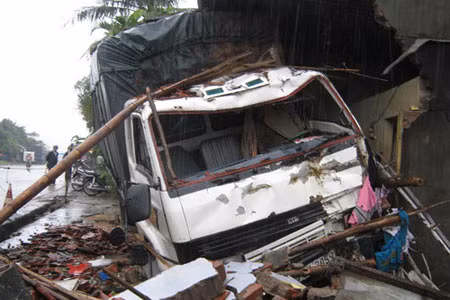 Phú Yên: Xe tải đâm thẳng vào nhà dân ảnh 1