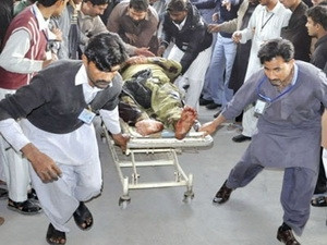 Vận chuyển các nạn nhân trong vụ tai nạn.