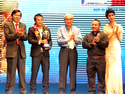 Thành Lương lần thứ hai nhận danh hiệu Quả bóng vàng VN. 