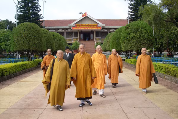 Chức sắc Phật giáo thăm Bảo tàng Hồ Chí Minh-Chi nhánh Gia Lai và Kon Tum. Ảnh: Thanh Nhật
