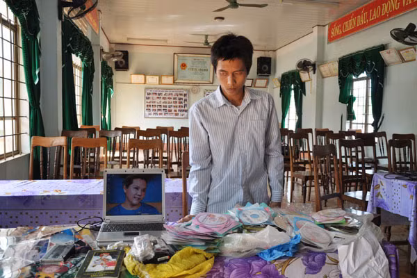 Đối tượng Trần Văn Thuật và tài liệu liên quan đến “Thanh Hải vô thượng sư. Ảnh: Thúy Trinh