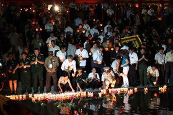 Đông đảo các tầng lớp nhân dân thả hoa đăng tri ân các anh hùng liệt sỹ. Đông đảo các tầng lớp nhân dân thả hoa đăng tri ân các anh hùng liệt sỹ.