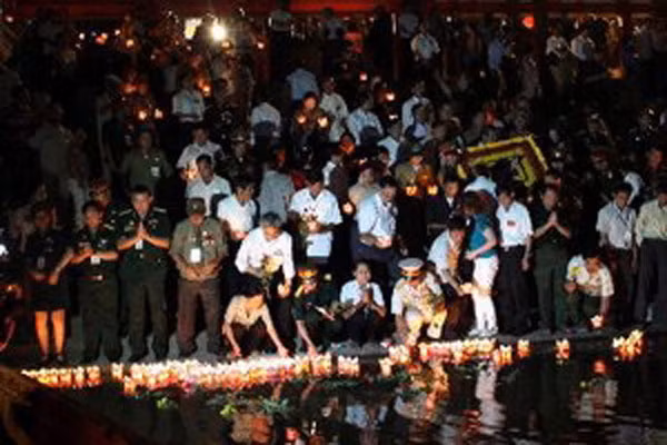 Đông đảo các tầng lớp nhân dân thả hoa đăng tri ân các anh hùng liệt sỹ.