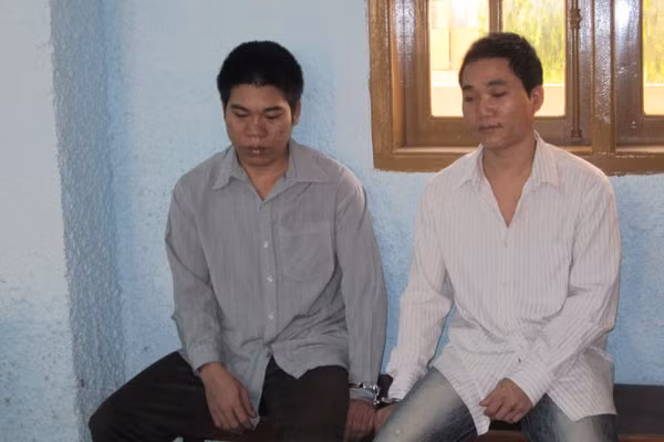 Hai “yêu râu xanh” tại tòa. Ảnh: Ngọc Linh