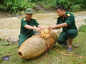 Ngày 26-5, Bộ Chỉ huy Quân sự tỉnh Lào Cai cho biết, quả bom nặng 340 kg đã được đưa lên khỏi mặt đất và phá hủy an toàn sau khi di chuyển xa khỏi khu dân cư.