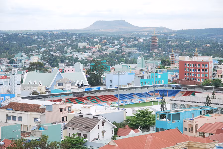 Toàn cảnh TP. Pleiku nhìn từ hướng Hàm Rồng.
