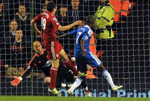 Liverpool (áo đỏ) đã trả xong món nợ với Chelsea trong trận chung kết Cúp FA Liverpool (áo đỏ) đã trả xong món nợ với Chelsea trong trận chung kết Cúp FA