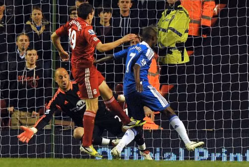 Liverpool (áo đỏ) đã trả xong món nợ với Chelsea trong trận chung kết Cúp FA