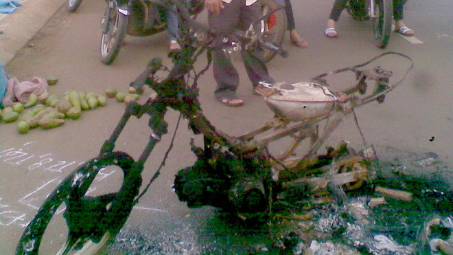 Chiếc xe bị thiêu rụi chỉ còn lại khung sắt cháy đen