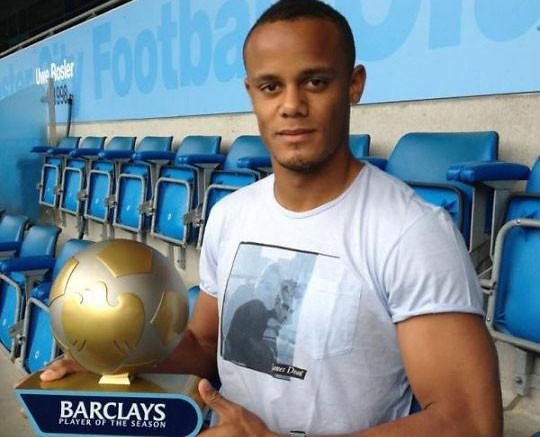 Kompany và danh hiệu cầu thủ xuất sắc nhất giải NH Anh 2011/12. Anh sẽ đặt chân tới Việt Nam trong chương trình do ngân hàng Eximbank tài trợ và Dentsu Media tổ chức Kompany và danh hiệu cầu thủ xuất sắc nhất giải NH Anh 2011/12. Anh sẽ đặt chân tới Việt Nam trong chương trình do ngân hàng Eximbank tài trợ và Dentsu Media tổ chức