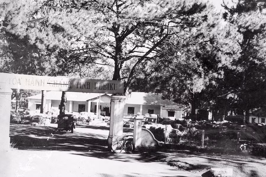 Tòa hành chính nay là trụ sở làm việc của UBND tỉnh.