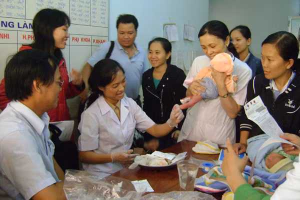 Các y-bác sĩ Bệnh viện Đa khoa tỉnh lấy máu trẻ khi mới sinh ra để phát hiện dị tật. Ảnh: Đinh Yến