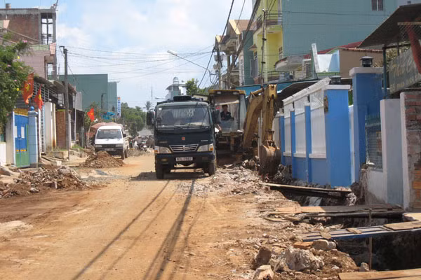 Hệ thống giao thông và cống thoát nước đường Phan Đình Giót, phường Hoa Lư sắp hoàn thành một cách hoàn chỉnh nhờ sự đồng thuận của người dân. Ảnh: Kim Linh