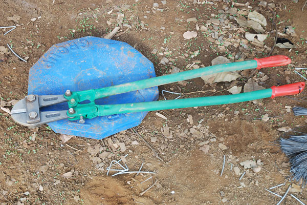 Kiềm cộng lực- phương tiện Long dùng để cắt khóa. Ảnh: Nguyễn Giác Kiềm cộng lực phương tiện tên Long dùng để cắt khóa. Ảnh: Nguyễn Giác