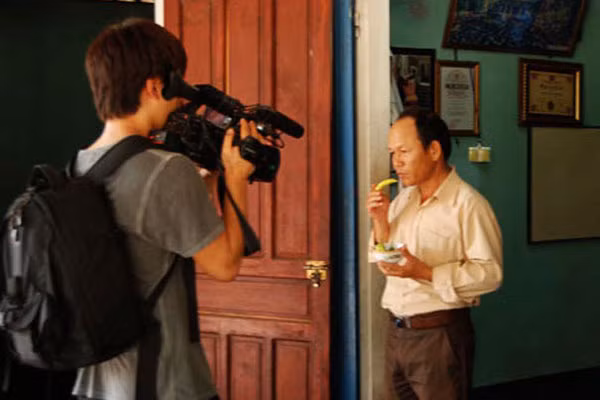 Đoàn làm phim Hàn Quốc quay phim về khả năng ăn ớt kỷ lục của anh Bùi Ngọc Vinh. Ảnh: Bùi Oanh