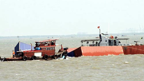 Tàu Trường Hải Star chở 66 container bị chìm tại khu vực biển Vũng Tàu ngày 9-4. Tàu Trường Hải Star chở 66 container bị chìm tại khu vực biển Vũng Tàu ngày 9-4.
