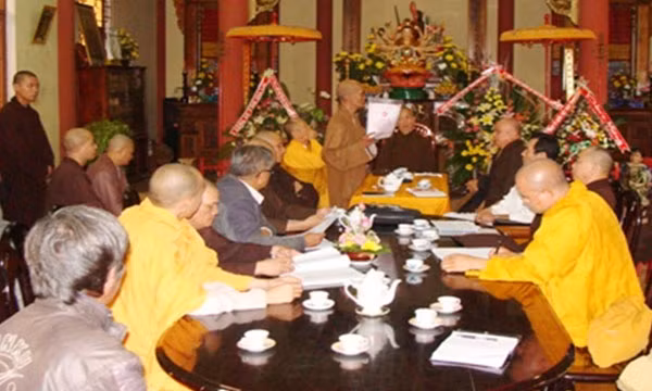 Thường trực Ban Trị sự Tỉnh hội Phật giáo Gia Lai họp tìm biện pháp xử lý các Ban hộ niệm, đạo tràng niệm Phật vãng sanh (tự phát). Ảnh: Danh Xuân