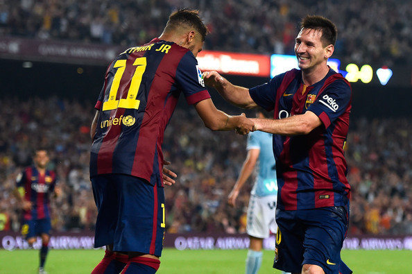 Messi (phải) và Neymar là 2 cầu thủ có giá trị cao nhất trong đội hình Barcelona - Ảnh: AFP Messi (phải) và Neymar là 2 cầu thủ có giá trị cao nhất trong đội hình Barcelona - Ảnh: AFP