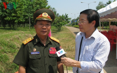 Thượng tướng Chansamone Chanyalath Thứ trưởng Bộ Quốc phòng Lào trả lời PV Thượng tướng Chansamone Chanyalath Thứ trưởng Bộ Quốc phòng Lào (bên trái)