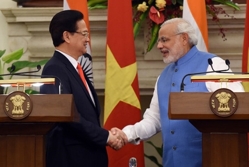 Thủ tướng Nguyễn Tấn Dũng (trái) bắt tay Thủ tướng Narendra Modi sau khi một thỏa thuận giữa hai nước được ký kết. Ảnh: AFP. Thủ tướng Nguyễn Tấn Dũng (trái) bắt tay Thủ tướng Narendra Modi sau khi một thỏa thuận giữa hai nước được ký kết. Ảnh: AFP.