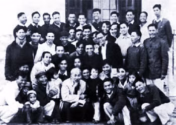 Bác Hồ chụp ảnh kỉ niệm với cán bộ, chiến sĩ Công an nhân dân khi Người về thăm quân và dân tỉnh Thanh Hóa (1961). Ảnh tư liệu.