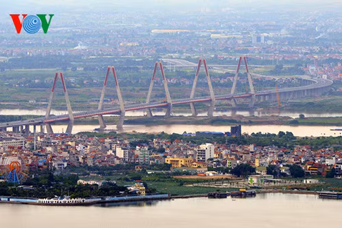 Giao thông ngày một thuận tiện hơn với sự xuất hiện của các cây cầu mới như cầu Nhật Tân nối từ Quân Tây Hồ sang huyện Đông Anh.