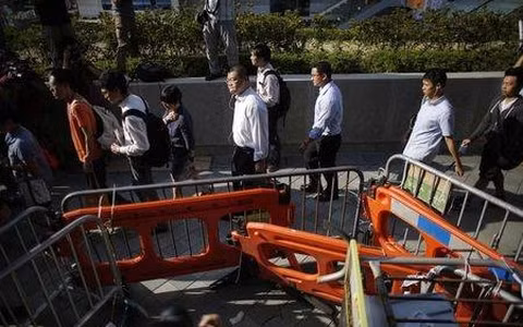 Các công chức tại Hồng Kông trở lại làm việc (Ảnh Reuters)