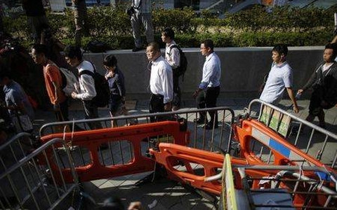 Các công chức tại Hồng Kông trở lại làm việc (Ảnh Reuters)