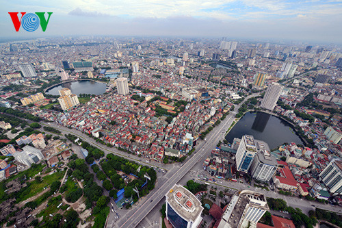 Một đặc điểm nổi bật của Thủ đô đó là có rất nhiều cây xanh và hồ nước. Một đặc điểm nổi bật của Thủ đô đó là có rất nhiều cây xanh và hồ nước.