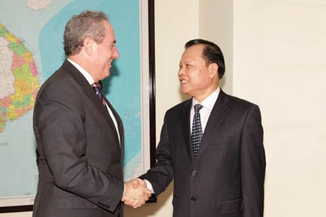 Phó Thủ tướng Vũ Văn Ninh và Đại diện Thương mại Hoa Kỳ Michael Froman. Phó Thủ tướng Vũ Văn Ninh và Đại diện Thương mại Hoa Kỳ Michael Froman.