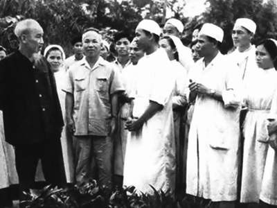 Chủ tịch Hồ Chí Minh thăm Bệnh xá Vân Đình (tỉnh Hà Tây cũ), ngày 20/4/1963. (Ảnh tư liệu)