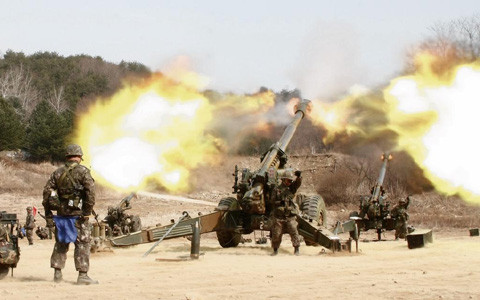 Đấu pháo giữa 2 miền Triều Tiên (ảnh: fijione.tv)