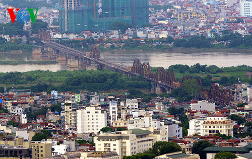 Bên cạnh sự phát triển, Hà Nội vẫn mang trong mình những dấu ấn lịch sử. Cây cầu Long Biên nối đôi bờ sông Hồng, nơi chứng kiến những lính viễn chinh cuối cùng của Pháp rút khỏi Thủ đô cách đây tròn 60 năm. Bên cạnh sự phát triển, Hà Nội vẫn mang trong mình những dấu ấn lịch sử. Cây cầu Long Biên nối đôi bờ sông Hồng, nơi chứng kiến những lính viễn chinh cuối cùng của Pháp rút khỏi Thủ đô cách đây tròn 60 năm.