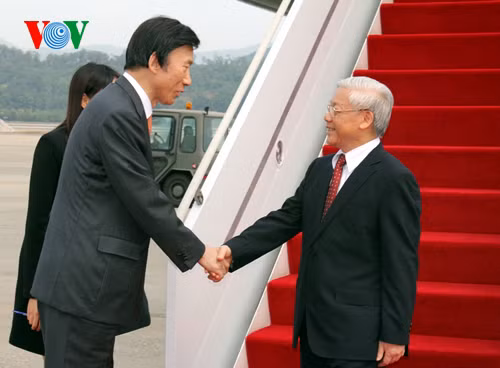 Bộ trưởng Ngoại giao Hàn Quốc đón Tổng Bí thư tại sân bay.